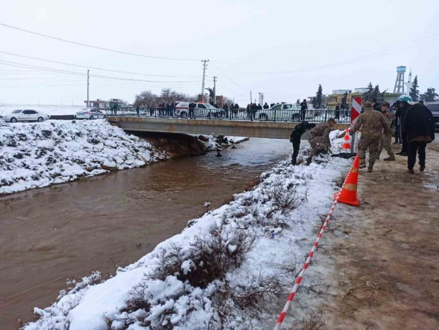 Harran’da otomobilin tahliye kanalına devrilmesi sonucu 2 kişi kurtuldu, 4 kişi ise kayboldu.