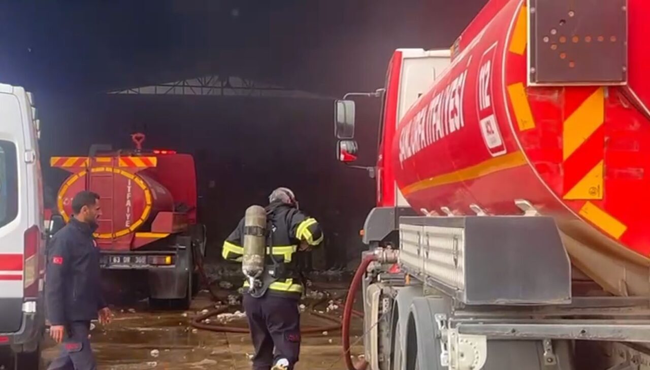 Şanlıurfa’nın Viranşehir ilçesindeki bir pamuk fabrikasında çıkan yangın, tonlarca pamuk