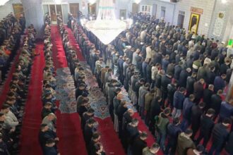 Şanlıurfa’da Regaip Kandili nedeniyle Dergah Camisi’nde yoğun kalabalık oluştu.