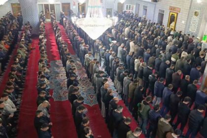 Şanlıurfa’da Regaip Kandili nedeniyle Dergah Camisi’nde yoğun kalabalık oluştu.