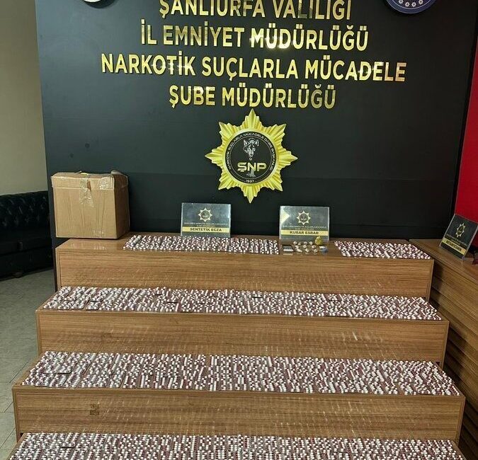 Şanlıurfa’da Uyuşturucu Operasyonunda 3 Şüpheli Yakalandı, 5.054 Hap Ele Geçirildi Şanlıurfa'da uyuşturucu ticaretine yönelik operasyonda, 3 şüpheli yakalandı. Yapılan aramalarda