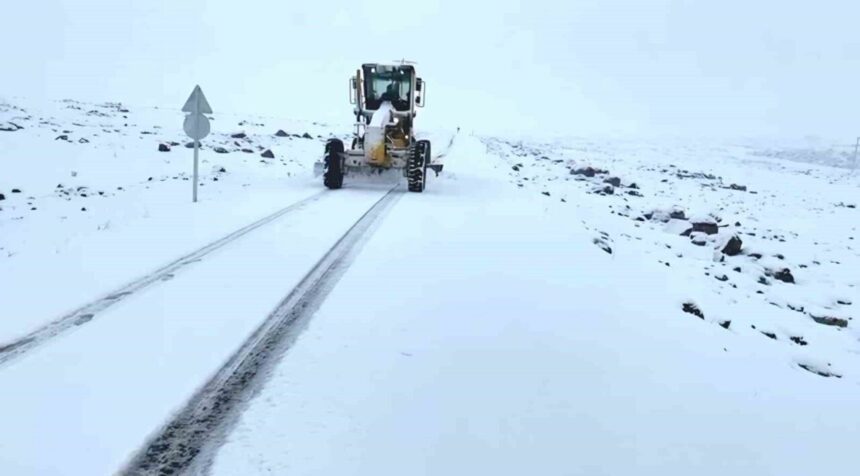 Şanlıurfa’da yoğun kar yağışı nedeniyle bazı karayolları trafiğe kapatıldı, sürücüler uyarıldı.