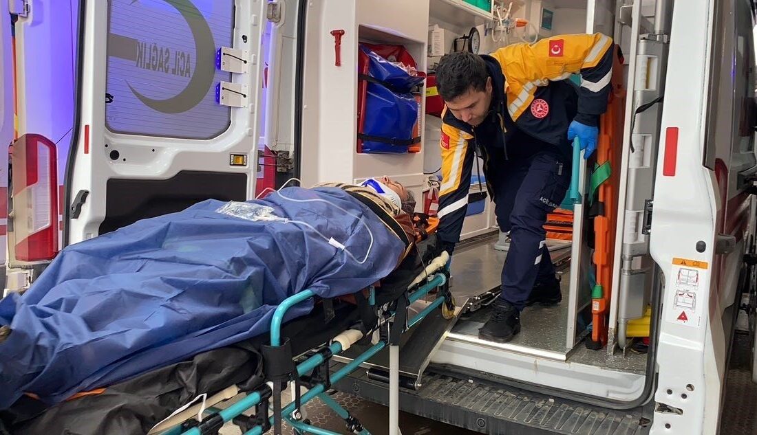 Adıyaman’da Kontrolünü Kaybeden Otomobil Şarampole Devrildi: 3 Yaralı Adıyaman'da Osman B. yönetimindeki otomobil direksiyon hakimiyetinin kaybedilmesi sonucu şarampole