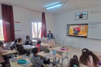 Cezmi Yıldırak, Öğrencilerle Akıllı Tahta Başında Bir Araya Gelerek Eğitim Sorunlarını Yerinde Tespit Etti