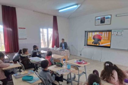 Cezmi Yıldırak, Öğrencilerle Akıllı Tahta Başında Bir Araya Gelerek Eğitim Sorunlarını Yerinde Tespit Etti