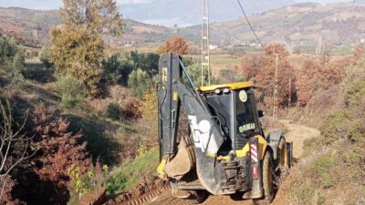 Manisa'nın Sarıgöl ilçesinde, kırsal mahallelerdeki ova yollarının iyileştirilmesi için AK
