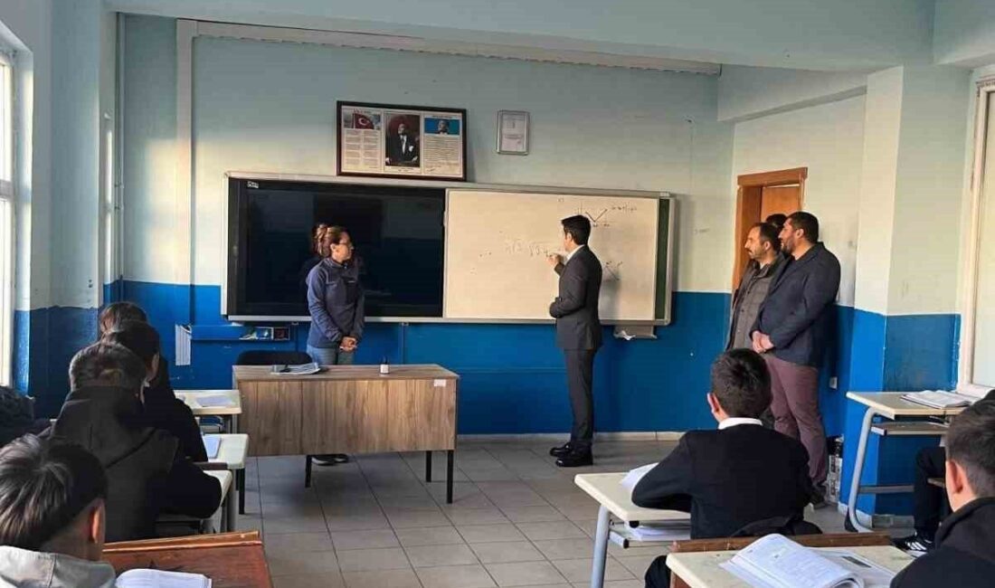 Sarıkamış Kaymakamı Enis Aslantatar, eğitim kurumlarını ziyaret ederek öğretmen ve