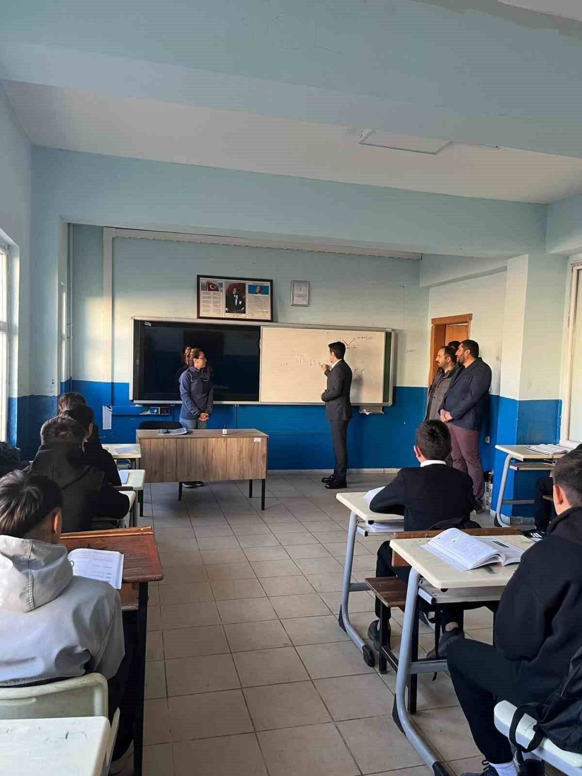 Sarıkamış Kaymakamı Enis Aslantatar, eğitim kurumlarını ziyaret ederek öğretmen ve