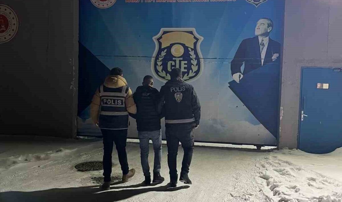 Sarıkamış’ta 15 Yıl Hapsi Bulunan Şüpheli, Dur İhtarı Sonrası Kovalamaca ile Yakalandı Sarıkamış'ta hakkında 15 yıl hapis cezası bulunan Y.A., dur ihtarına