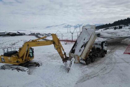 Sarıkamış’ta asker heykellerin yapımı için kar taşınıyor