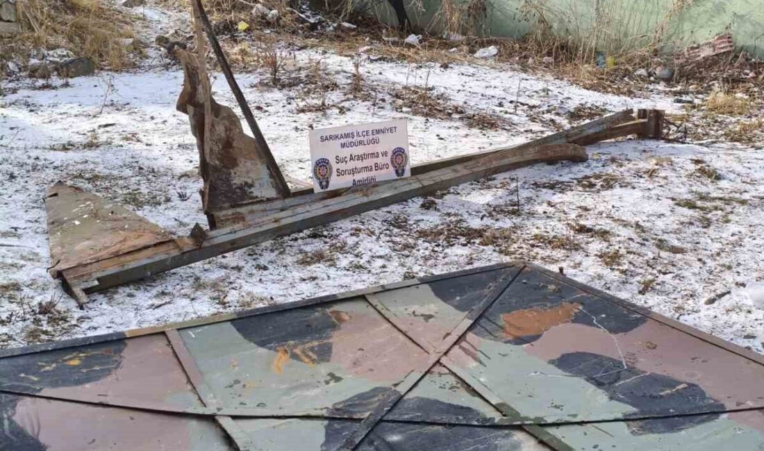 Sarıkamış’ta Askeri Malzemeleri Çalan İki Şahıs Yakalandı Kars'ın Sarıkamış ilçesinde, İstasyon Mahallesi'nde devriye gezen polis, A.K. ve