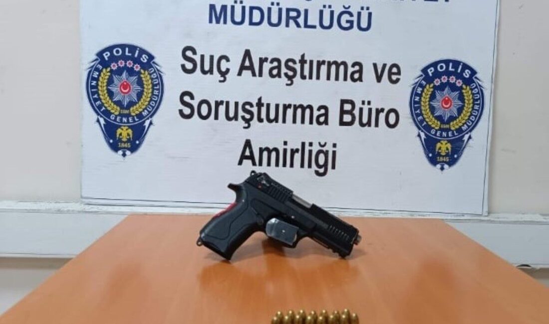 Sarıkamış’ta Yapılan Operasyon Sonucunda Bir Kişinin Üzerinden Silah Çıktı Sarıkamış’ta Narkotik Suçlarla Mücadele Şube Müdürlüğü ekipleri, umuma açık yerlerde