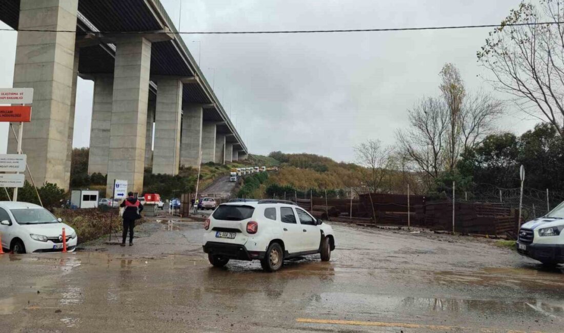 Kilyos Tünel İnşaatındaki Sel Felaketi, Restoranı Su Bastı ve Bir Araç Dereye Düşerek Zarar Gördü Sarıyer'deki Kilyos Tünel inşaatında yaşanan yoğun yağışlar sonucu yol çöktü