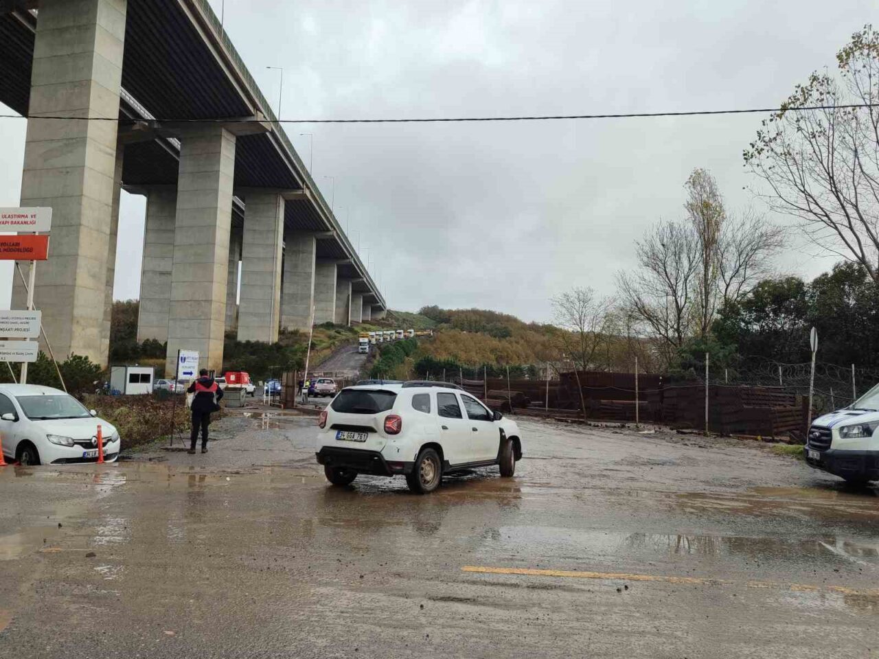 Sarıyer'deki Kilyos Tünel inşaatında yaşanan yoğun yağışlar sonucu yol çöktü
