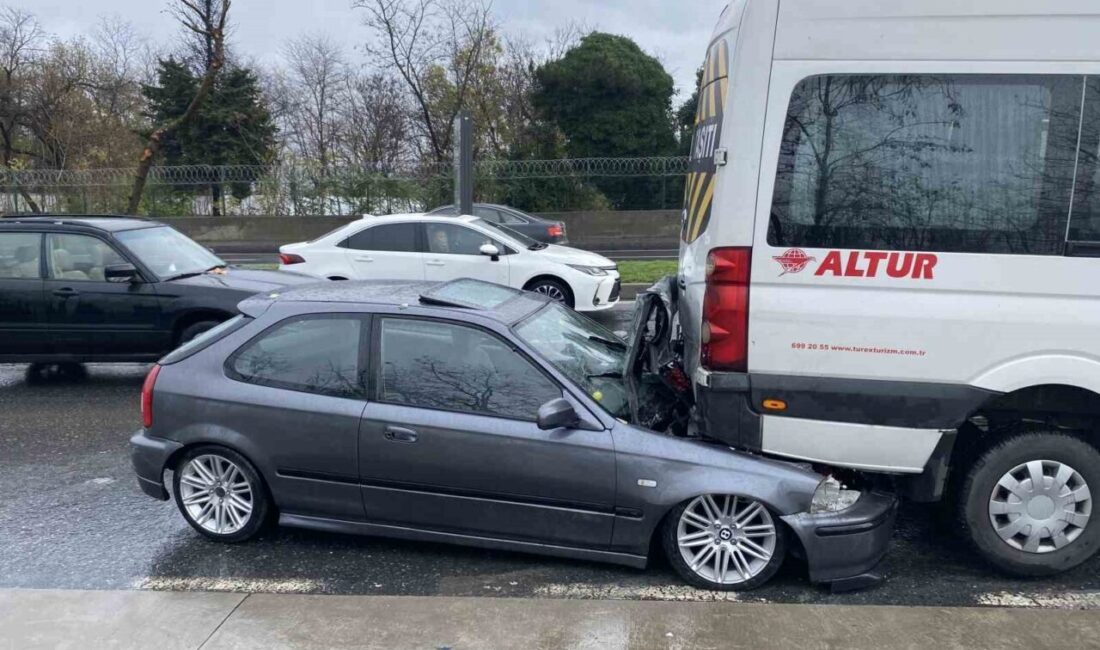 Sarıyer’de Kaygan Yolda Kontrolden Çıkan Araç Park Halindeki Servis Aracına Çarptı: 1 Yaralı Sarıyer'de yağış nedeniyle kayganlaşan yolda bir otomobil kontrolden çıkarak park