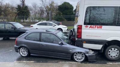 Sarıyer'de yağış nedeniyle kayganlaşan yolda bir otomobil kontrolden çıkarak park