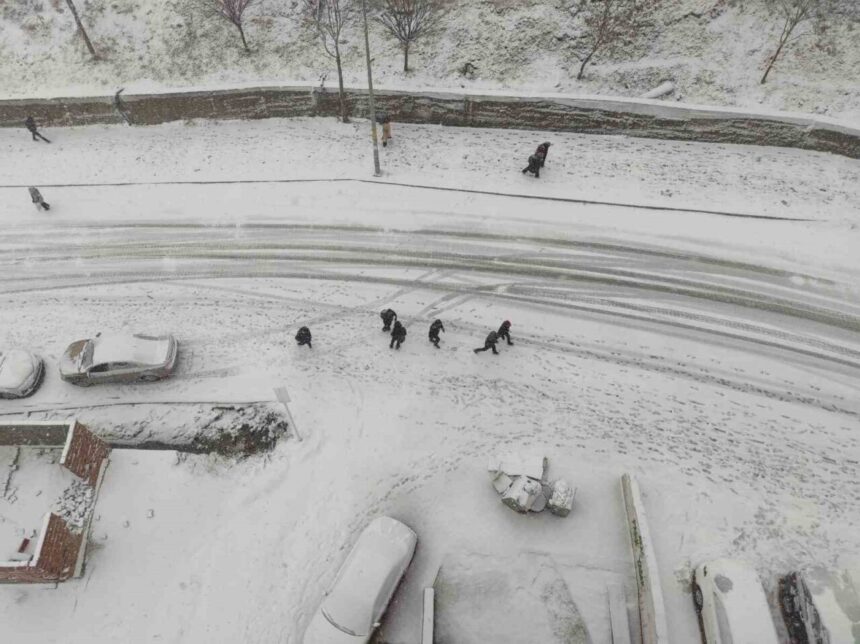 Sason’da Kar Yağışı Nedeniyle Eğitim Bir Gün Süreyle Durduruldu