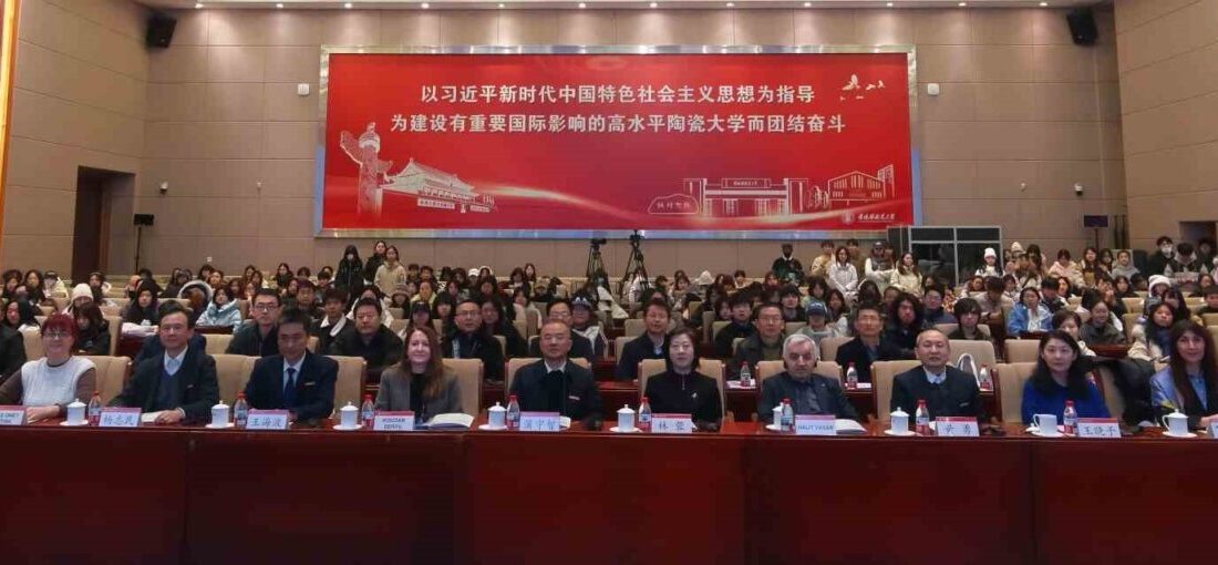 Sakarya Üniversitesi, Çin ile Akademik İşbirliği Protokolü İmzalayarak Küresel Vizyonunu Geliştiriyor Sakarya Üniversitesi, Anadolu Üniversitesi ile birlikte Çin'in Jingdezhen Seramik Üniversitesi'nde