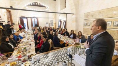 Mersin Büyükşehir Belediye Başkanı Vahap Seçer, kentteki yatırımların devam ettiğini