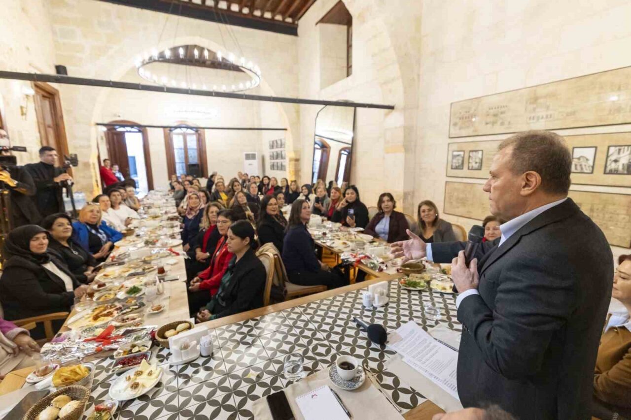 Mersin Büyükşehir Belediye Başkanı Vahap Seçer, kentteki yatırımların devam ettiğini