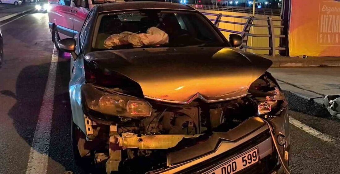 Erzurum'da akşam saatlerinde meydana gelen zincirleme trafik kazasında üç araç