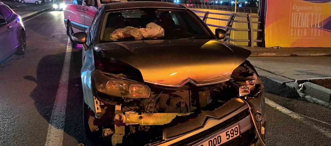 Erzurum'da akşam saatlerinde meydana gelen zincirleme trafik kazasında üç araç