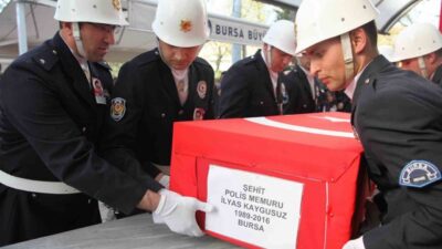 Bursa'nın Yıldırım ilçesinde, Ziya Mete Kaygusuz'un evinde çıkan yangın, bitişiğindeki