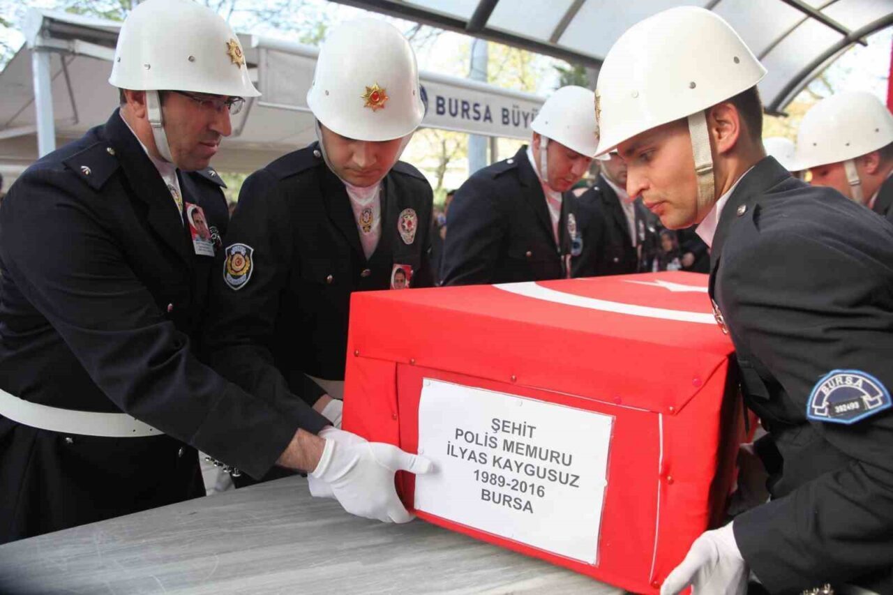 Bursa'nın Yıldırım ilçesinde, Ziya Mete Kaygusuz'un evinde çıkan yangın, bitişiğindeki