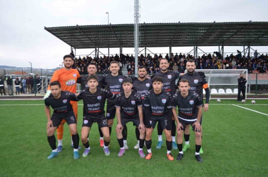 Selendi Belediyespor, Uluderbentspor’u 1-0 yenerek liderliğe yükseldi.