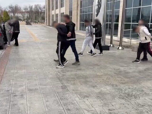 Uşak’ta Narkotik Ekiplerinin Düzenlediği Operasyonda Çok Sayıda Uyuşturucu Madde ve Ruhsatsız Tüfek Ele Geçirildi Uşak’ta Narkotik Suçlarla Mücadele Şube Müdürlüğü, düzenlediği operasyonda 4 adreste