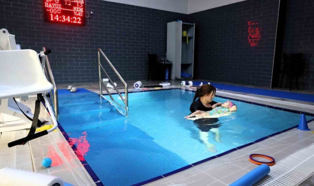 Kocaeli’deki Gonca Engelsiz Yaşam Merkezi’nde hidroterapi ile serebral palsi hastası 4 yaşındaki Duru Atasoy’un kas gelişimi destekleniyor. Kocaeli'deki Gonca Engelsiz Yaşam Merkezi'nde hidroterapi ile tedavi edilen 4