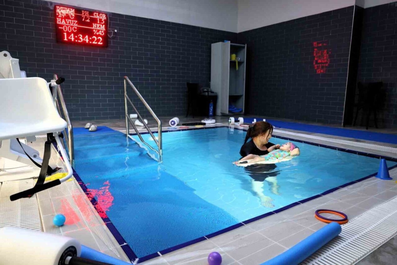 Kocaeli'deki Gonca Engelsiz Yaşam Merkezi'nde hidroterapi ile tedavi edilen 4