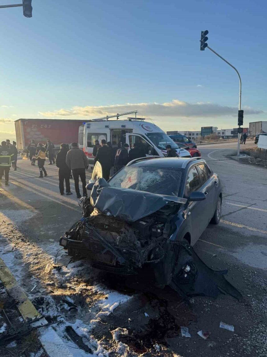 Afyonkarahisar’da öğrenci servisi ile otomobilin çarpışması sonucu 18 kişinin yaralandığı kaza gerçekleşti.