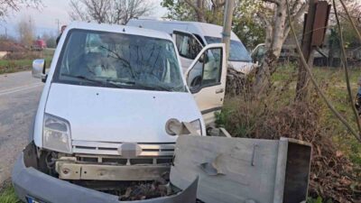 Bursa'nın İnegöl ilçesinde bir servis minibüsü ile hafif ticari aracın