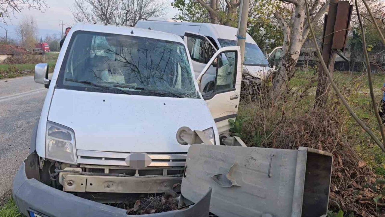 Bursa'nın İnegöl ilçesinde bir servis minibüsü ile hafif ticari aracın