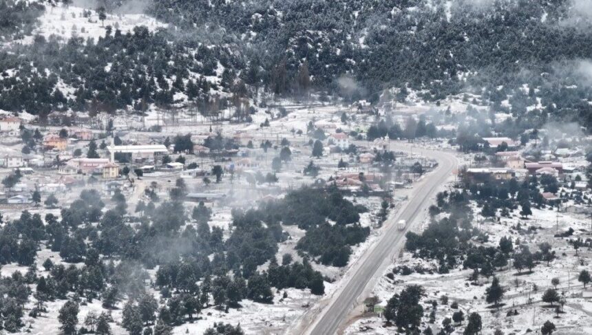 Seydikemer’de yılın son gününde yağan kar, yayla bölgelerini beyaz örtüyle kapladı.