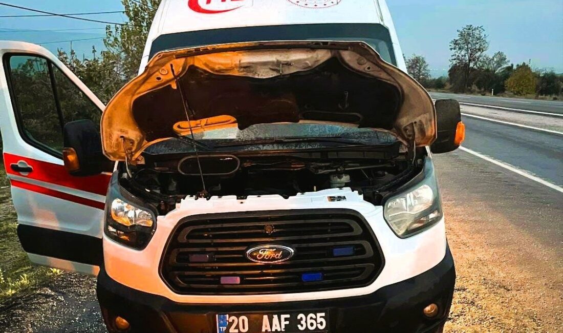 Denizli'nin Buldan ilçesinde seyir halindeki bir ambulans, motor bölümünde çıkan