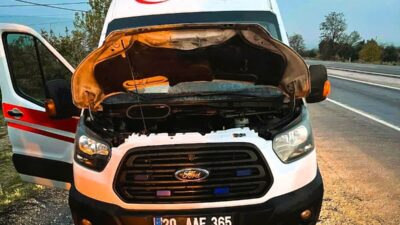 Denizli'nin Buldan ilçesinde seyir halindeki bir ambulans, motor bölümünde çıkan