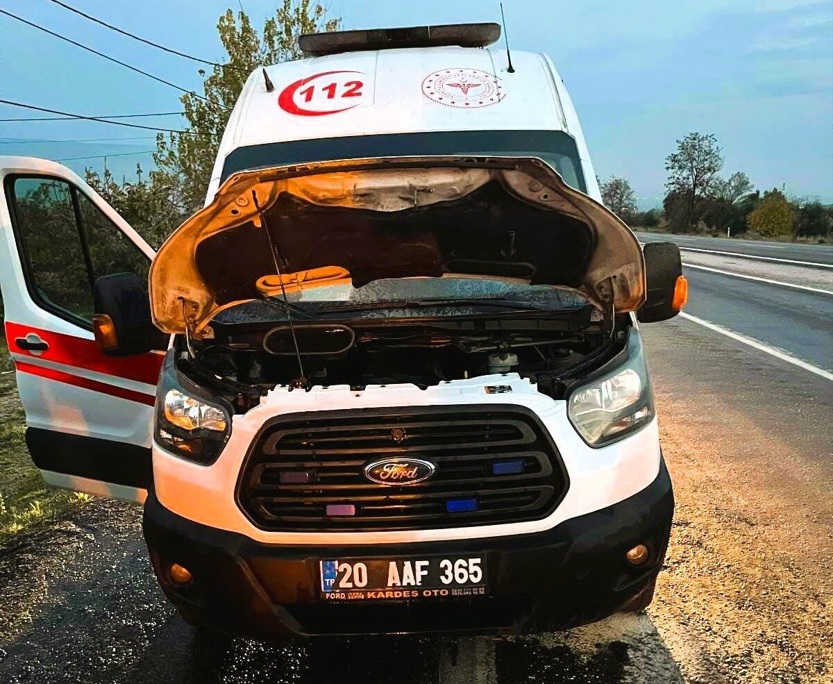 Denizli’de Seyir Halindeyken Alev Alan Ambulans Maddi Hasar Oluşturdu