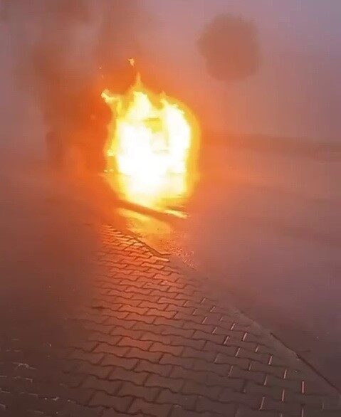 Besni’de Seyir Halindeki Araç Alev Alev Yandı, İtfaiye Müdahale Etti