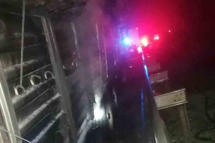 Osmaneli ilçesinde seyir halindeki çekici tır alev aldı, yol trafiğe kapandı