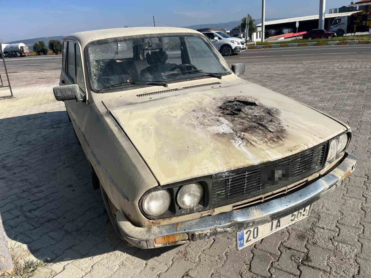 Denizli'nin Buldan ilçesinde seyir halindeyken alev alan 20 TA 565