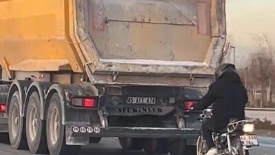 Konya'nın Selçuklu ilçesinde bir motosiklet sürücüsü, hafriyat yüklü bir tırın