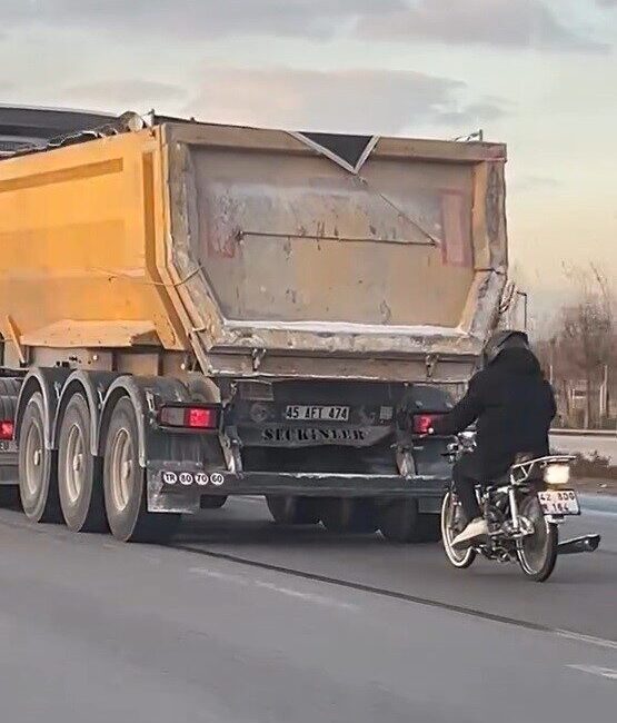 Konya'da bir motosiklet sürücüsü, Büyükkayacık Mahallesi'nde seyir halindeyken hafriyat taşıyan