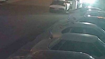 Hatay'ın İskenderun ilçesinde kuvvetli fırtına, bir çöp konteynerini metrelerce sürükleyerek