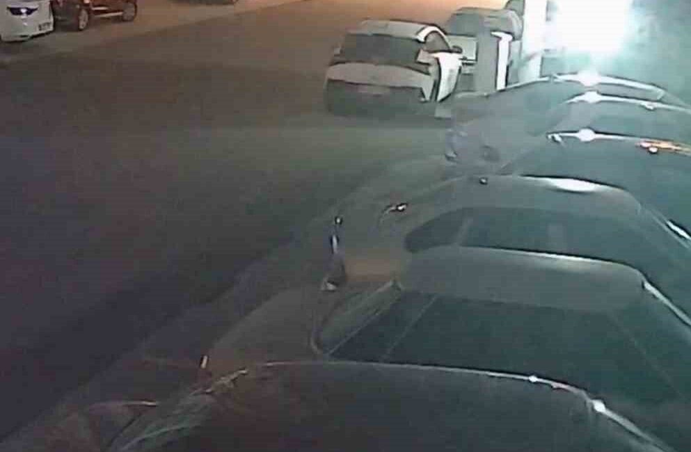 Hatay'ın İskenderun ilçesinde kuvvetli fırtına, bir çöp konteynerini metrelerce sürükleyerek