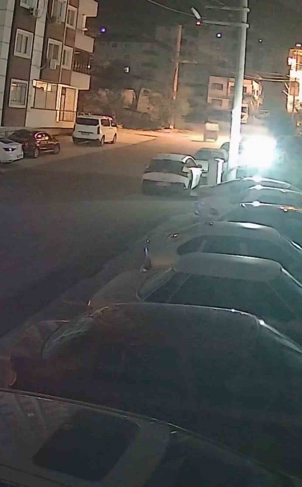 Hatay'ın İskenderun ilçesinde kuvvetli fırtına, bir çöp konteynerini metrelerce sürükleyerek