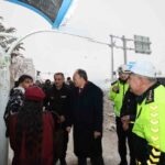 Vali Kızılkaya, Siirt-Kurtalan yolundaki karla mücadele çalışmalarını yerinde denetledi.