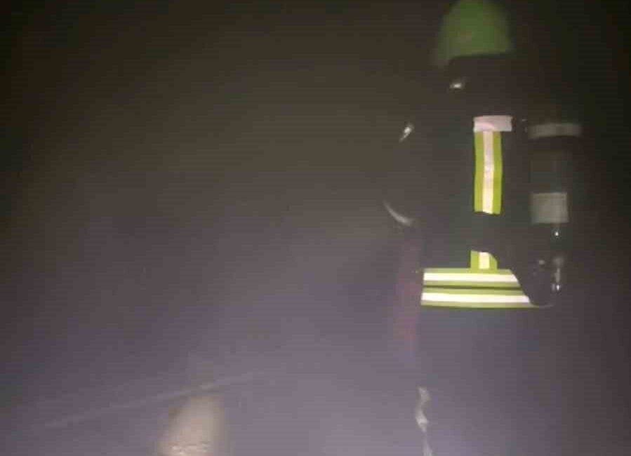 Siirt'in Kurtalan ilçesindeki Tekel Mahallesi'nde bir apartmanda elektrik panosunda çıkan