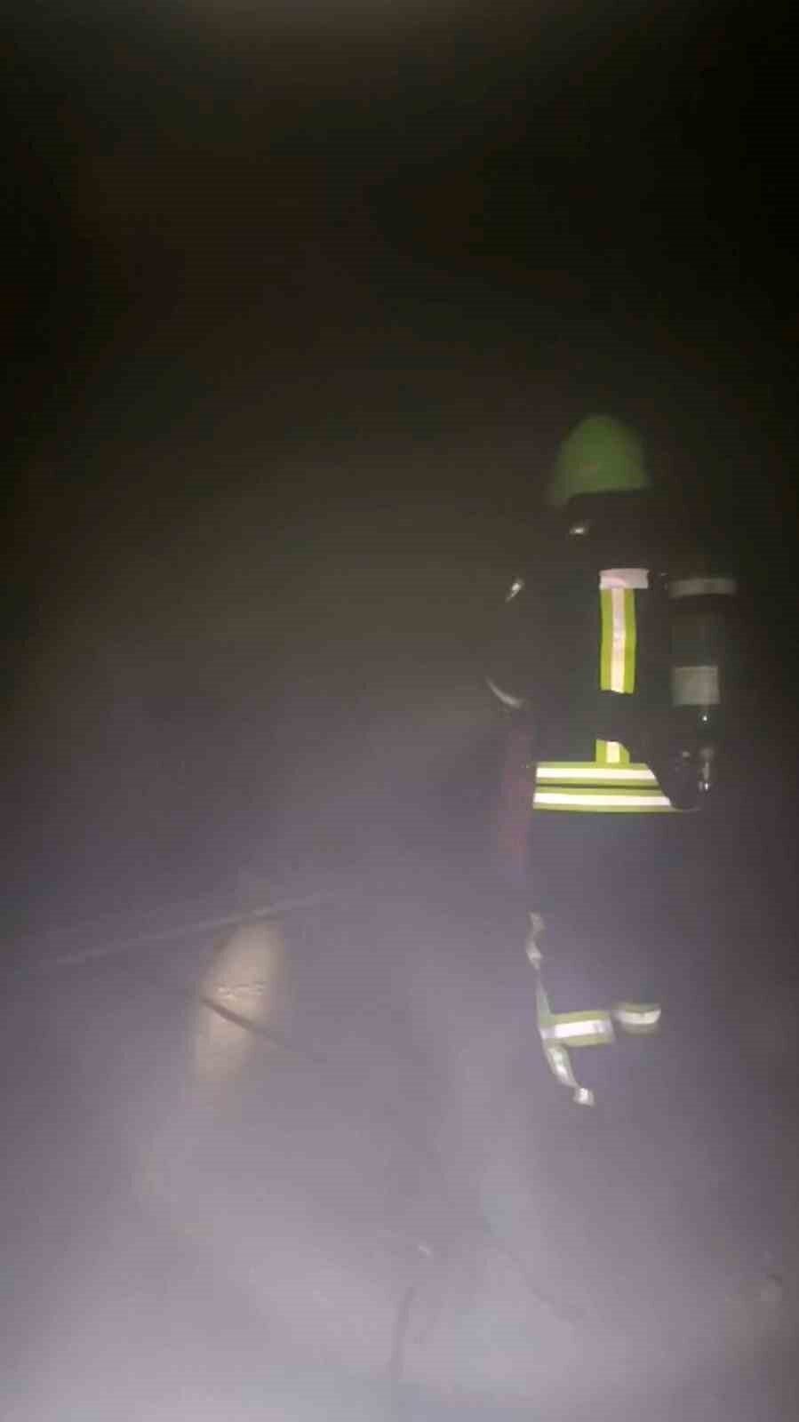 Siirt'in Kurtalan ilçesindeki Tekel Mahallesi'nde bir apartmanda elektrik panosunda çıkan